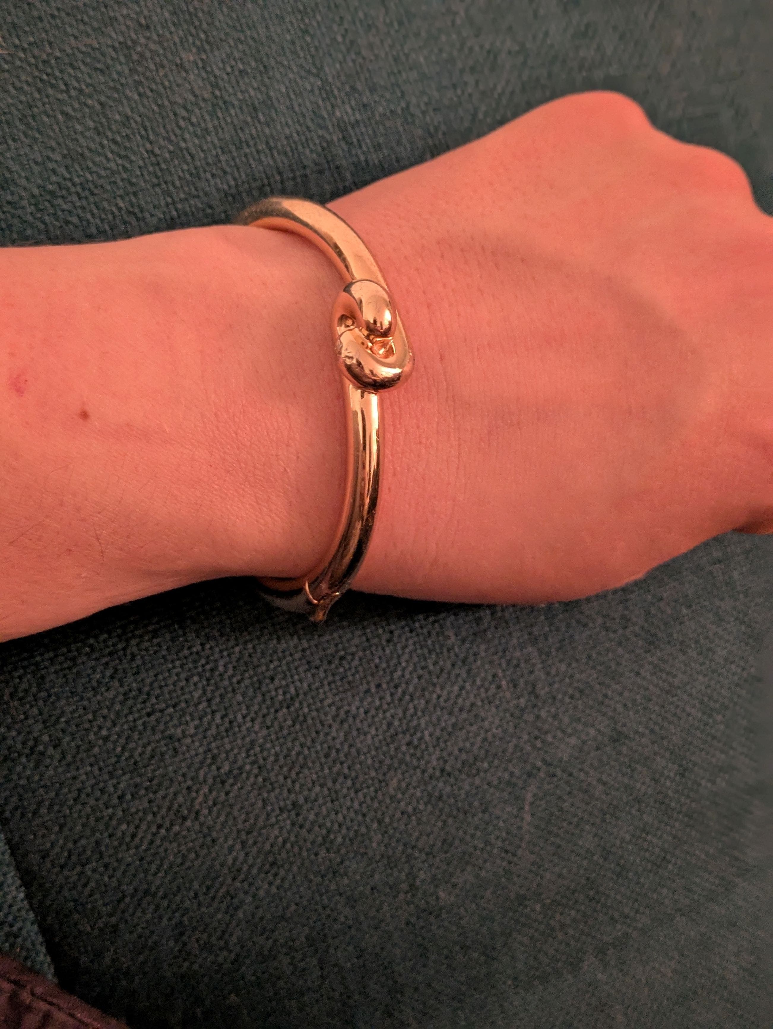 [JennyBird]Maeve Bracelet 結び目アクセントロック式バングル Maeve Knot Bangle | Gold Bracelet | JENNY BIRD Canada