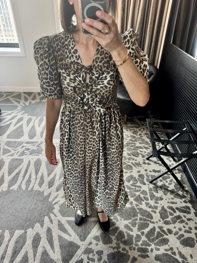 【送料関税込】GANNI Printed Cotton Midi Wrap Dress（Peapod） Leopard Leopard Printed Cotton Dress | GANNI US